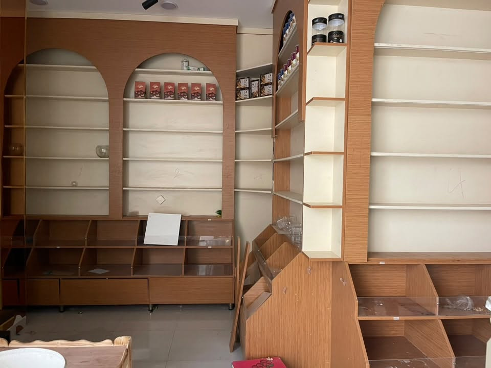 ديكور محل • إنارة داخلية • رفوف