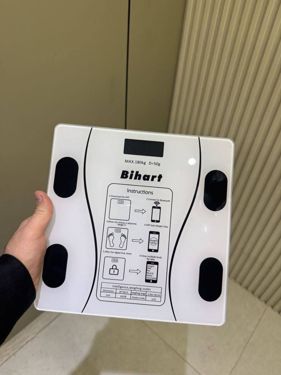 منتجات متنوعه:التوصيل مجاني
🔹 المواصفات

• الماركة: Bihart
• النوع: ميزان شخصي ذكي (Personal Scales)
• أقصى وزن: 180 كغم
• دقة القياس: 50 غرام
• وحدة القياس: KG / LB (كيلو / رطل)
• الشاشة: LCD بإضاءة خلفية
• الاتصال: Bluetooth
• التطبيق: OKOK App (Android / iOS)
• الأبعاد: 26 × 26 سم
• مصدر الطاقة: 2 × بطارية AAA
• مادة السطح: زجاج مقوّى (Tempered Glass)

🔹 محتويات العلبة
• ميزان Bihart الذكي
• بطاريتان AAA

💥💥 السعر 12.500 💥💥
***********

