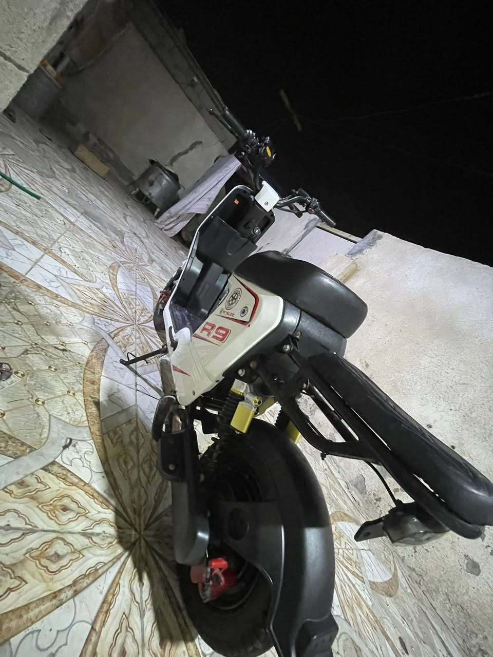 سلام عليكم دراجه شحن البيع مواصفات عاليه دراجه حلوه وبطريات ٣٢امبير سستم كامل شرط الفحص مديل 2025نضافه ما اسولف عنه دراجه تخبل رزنه تاخذه وبذمتي سعره ٤٠٠ وبيه مجال الشراي تواصل*********** وشرف بل جميع المكان البصره القبله
