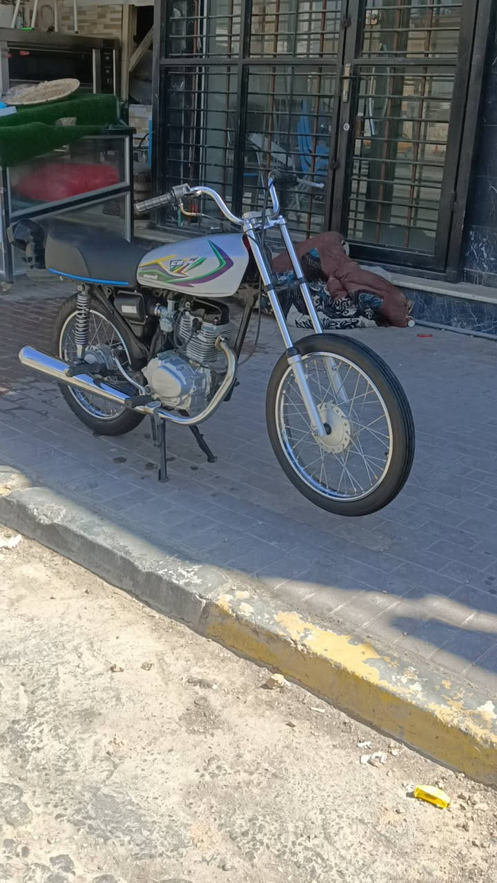 سلام عليكم شباب دراجه للبيع مكينه سيجي نامه شاصي شلامجه بيه رقم ونجوم كلك كلك دراجه مكفوله كفاله عامه درجه بطله تاخذه ربع مذب عليه ودراجه جديده  ستوني شادله كشن وتلنكي اصليات الله شاهد ماكني نجف شراي بيه خير ويدلل وسعر مناسب ***********
