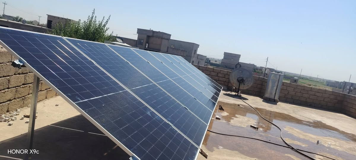 🚀🔆 إنجاز جديد يضاف لسجل نجاحاتنا 🔆🚀
@إشارة
بحمد الله تم تنفيذ منظومة طاقة شمسية متكاملة 
بإشراف وتنفيذ كادر  شركة اليقين للطاقة الشمسية 💪
#الشرقاط_صلاح_الدين
#الخضرانية 
#للاخ :نشوان العبد

⚙️ مواصفات المنظومة:
🔹الألواح (16)  620
واط جنكو ضمان الألواح 10 سنه

جهاز انفيرتر (6) kw من شركة فليستي ضمان سنتين 

⚡ الحسابات التقريبية:
☀️ إنتاج يومي 16/نهاري 
انتاج ليلي 15أمبير : (بالتناوب مع كهرباء الوطني) 
🔌 تشغيل منزلي فعلي: حوالي  على 230فولت
🔋  بطاريه ليثيوم (15)كيلو من شركة فليستي ضمان خمس سنوات 
 توفر تشغيل طويل أثناء الليل والانقطاع
✅ مناسبة لتشغيل:
✔️ إنارة كاملة
✔️ ثلاجة
✔️ أجهزة منزلية متعددة
🌍 شركة اليقين لطاقه الشمسيه
✔️ ضمان وجودة عالية
✔️ تجهيز وتنصيب
#قواعد حديد مغلون
#اسلاك خاص بالتيار المستمر DC
#قواطع حمايه خاص بالتيار المستمر DC
#توصيلات MC4
#اجهزه حمايه. 
باداره خالد السالم 
*********** واتساب 
***********
