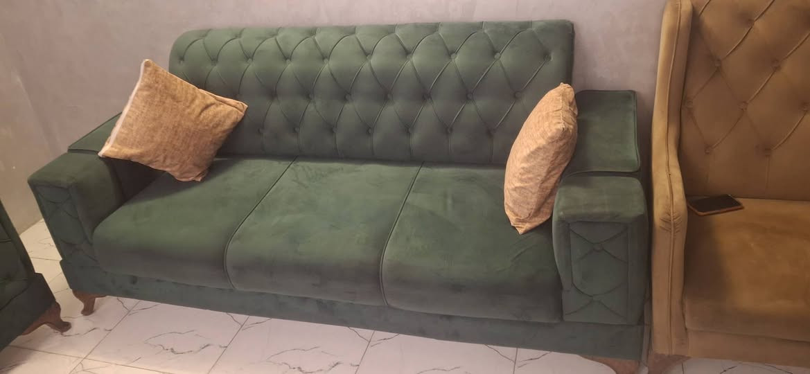 تخم كلش نضيف مثل ماوضح بصور قطعتين يصيرن سرير وقطعه ثابته مع مقعدين سعر ٧٥٠ حي جهاد منطقه الحمدانيه رقم ***********
