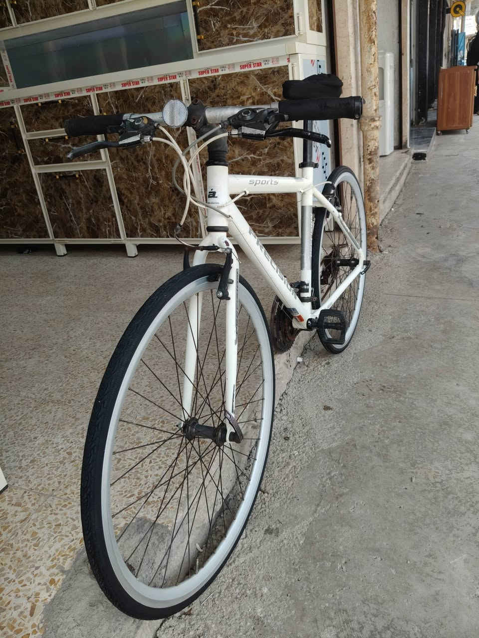 دراجه هوائيه ماركه Precision Sports الهجينة C700 
الصنع يابانية 
المعدن المنيوم 
سستم شيمانو Altus 
المكينه 8*3 
فقاسات شيمانو 
السعر 140 بي مجال راسلني خاص ودلل 
العنوان موصل الأيمن النبي شيت 
يوجد توصيل لجميع المحافظات 
***********
