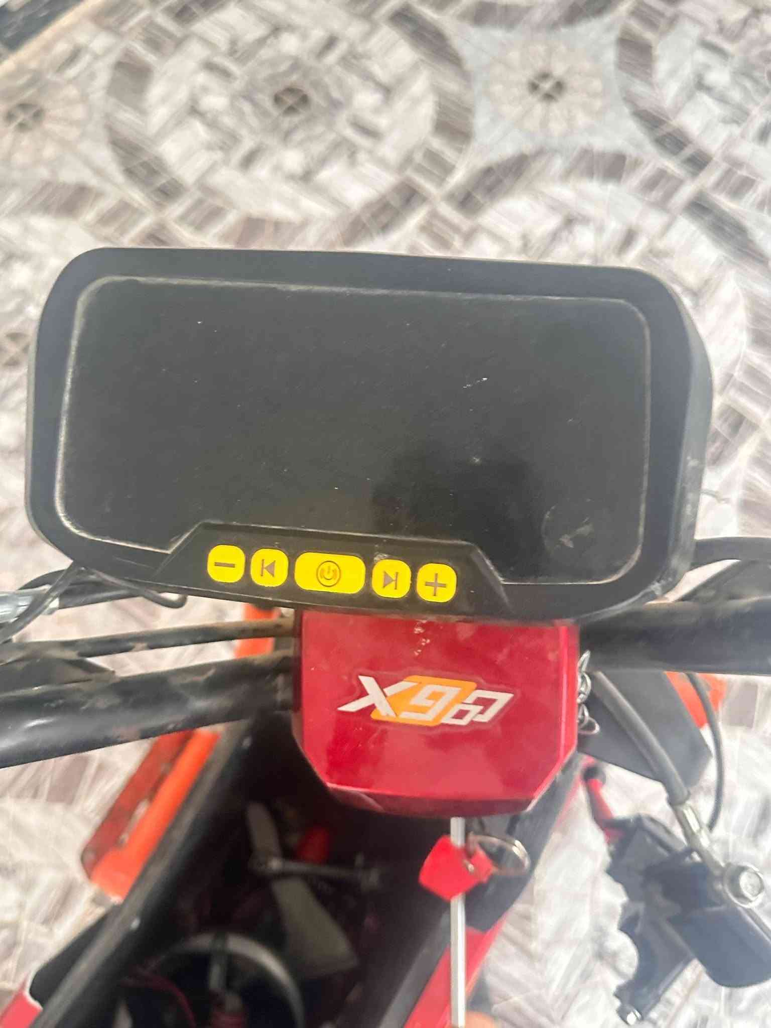 الملف 2000 واط بي مجال بسيط 
صندوق .  شاشه جديده  تجوه ثنين عقل 2000 بي  بسيط ويل امامي وا عنبار امامي وخلفي مكان دحيله كبال الحديد ***********رقم تعال خاص تدلل
