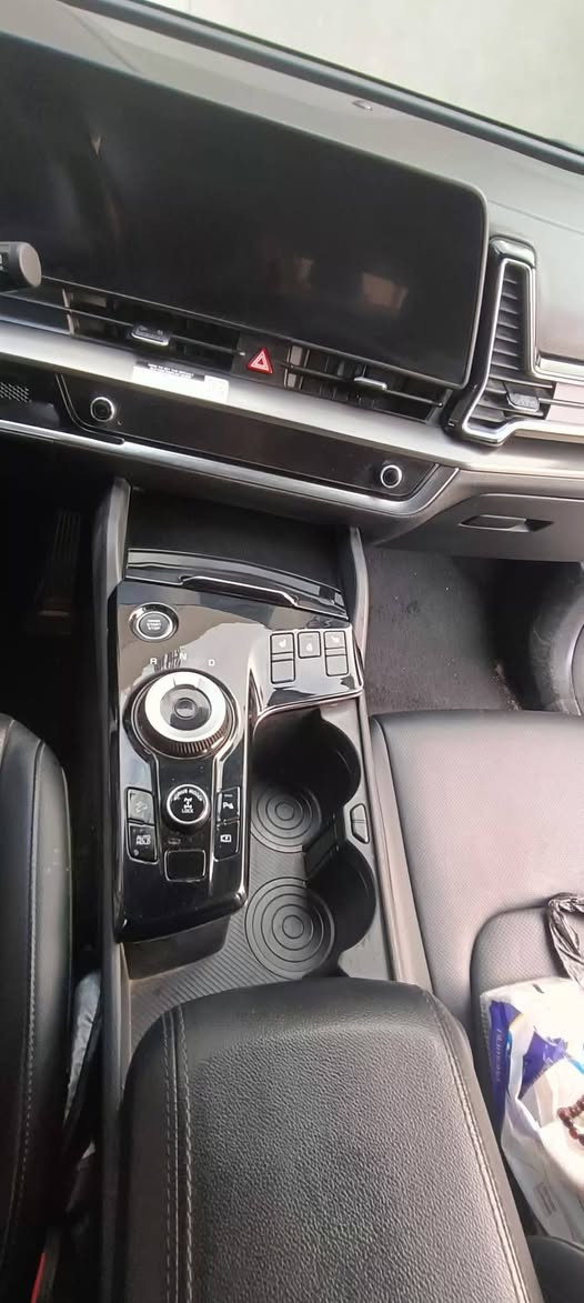 #سبورتج  هايبرد|KIA Sportage
 - موديل 2023  
مرقم بغداد شبه مميز 57155
  مواصفات 
فور ويل  4x4
 محرك 1.6 لتر توربو هايبرد بقوه240 حصان (اقوى من جميع اصدارات سبورج واكثرهن اقتصاديه وعمليه)
 ‏تمشي بتفويله وحده 950km
 ‏#العداد 45 الف mi 
 ‏#حادث_السيارة بنيد وجاملغ
صبغ بنيد بدون اي تبديل 
ليبل واحد
 ‏#اللوحات بغداد شبه مميزة
 ‏#اللون ابيض
كير ماوس اوتيماتك 8 سرعات
تشغيل ذكي ( بصمة ) ,تشغيل عن بعد
شاشة Apple CarPlay, android auto 
تحكم ستيرين كامل مع تدفئه 
هاند بريك كهرباء
 شاشة كبيرة ( GPS )
 رادارات 360 
حساس خلفي
 
شاحن وايرليس
كرسي كهرباء 
تدفئة المقاعد الامامية
تدفئه مقود 
 هاند بريك كهرباء 
 مانع انزلاق 
 اوتو هولد ( AUTO HOLD )
 مساعد نزول المنحدرات 
 سستم صوت مميز
 ‏انظمه قيادة متعدده
 ‏نظام قيادة ذاتي
 ‏كشنات جلد فاخر طبيعي
 ‏منافذ USB +أواكس
للستفسار ***********
