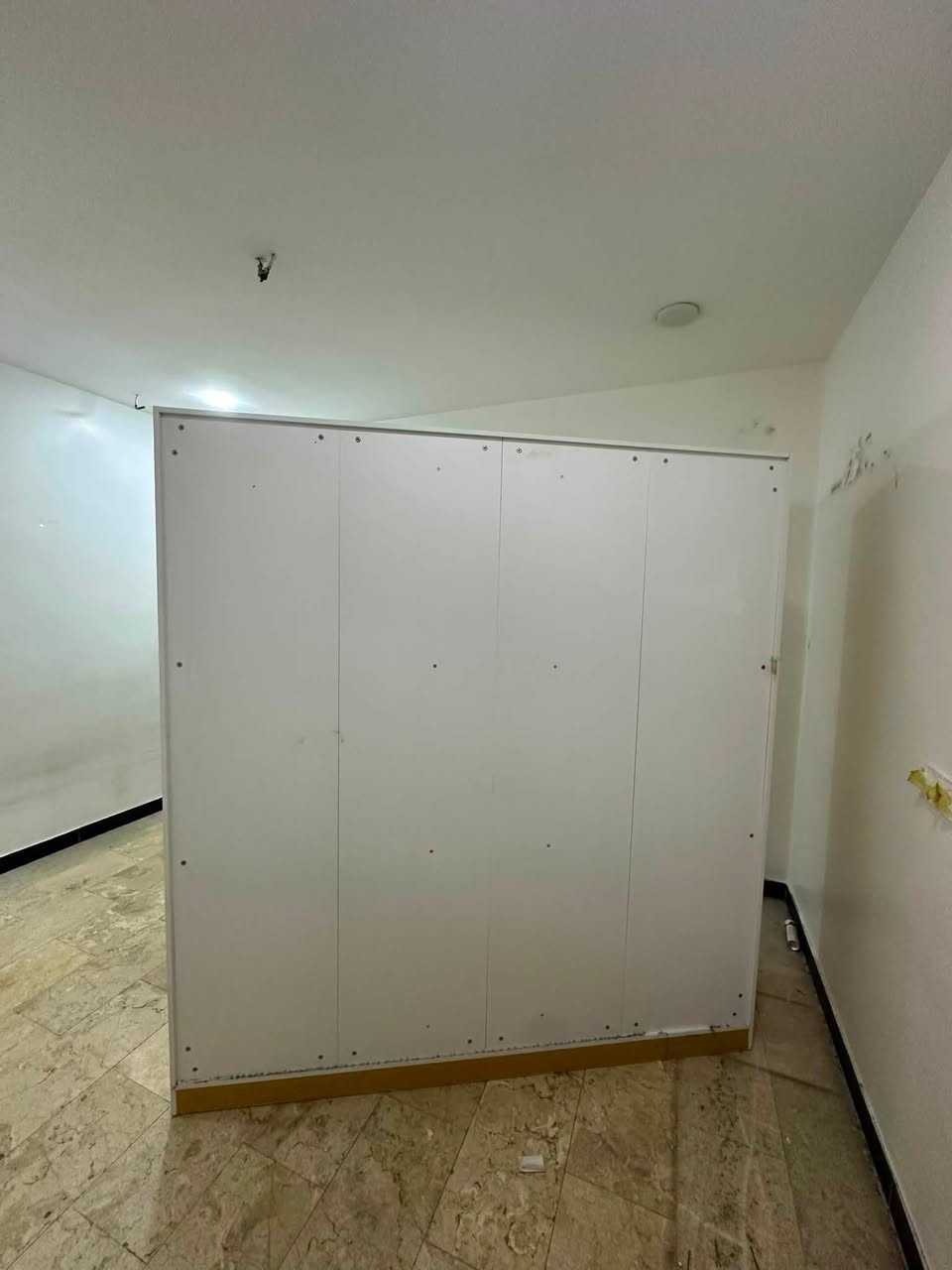 السلام عليكم كنتور نضيف جدا خمس ابواب ضهر الكنتور فريم بلوك العنوان بغداد الامين السعر400مع ميز تواليت
***********
