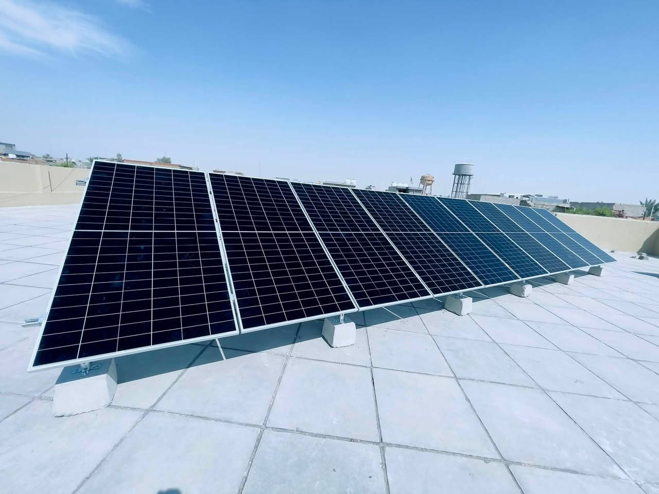 ☀️⚡ منظومة هورايزن لمؤسسة حكومية تابعة لوزارة الداخلية

ضمن أعمالنا في تجهيز المؤسسات الحكومية، تم تنفيذ منظومة طاقة شمسية حديثة لإحدى دوائر الجوازات في بناية جديدة، بتصميم وتنفيذ هندسي متكامل من شركة أبراج المهندسين.

🔋 مكونات المنظومة:
• إنفيرتر هورايزن 8 كيلو واط
• بطارية هورايزن 32 كيلو واط
• 10 ألواح LONGi Hi-MO X10 بقدرة 650 واط للوح
• هيكل ميكانو مصمم ومثبت وفق متطلبات الموقع

منظومة مصممة لتوفير طاقة مستقرة وموثوقة للمبنى، مع الاعتماد على مكونات عالية الكفاءة وتنفيذ هندسي دقيق.

📞 ***********

🏢 شركة أبراج المهندسين للطاقة الشمسية
📍 ديالى – بعقوبة – شارع الدفاع المدني
مقابل معرض خريسان للسيارات

