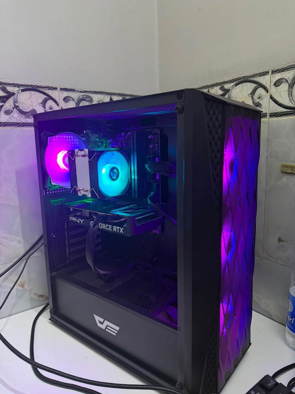 بيسي كيمنك  كامل الملحقات  ست اب كامل للبيع Gaming Setup 🔥

🖥️ PC Gaming:

* CPU: Intel Core i5-14400F
* GPU: ZOTAC RTX 4060 8GB
* M.B: H610 DDR5
* RAM: 16GB DDR5 5200MHz (2×8GB)
* SSD: M.2 NVMe 1TB Gen4
* PSU: 650W
* CPU Cooler: MNTOP 2 Fan
* Case: DarkFlash RGB

🎮 الملحقات:

* شاشة ASUS TUF Gaming 120Hz
* 🎮 يد PS5 DualSense
* ⌨️ Redragon Gloria Pro K664WBP RGB Pro كيبورد ميكانيكي، Hot-Swap، 3 Modes
* 🖱️ ماوس Gaming Mouse
* 🖱️ماوس باد Mouse Pad
* 🔌 UPS يوبي اس

✅ الجهاز والملحقات كلها شغالة
✅ مناسبة للگيمينگ والألعاب
✅ البيع كامل ست واحد
💰 السعر: 1,800,000 دينار قابل للتفاوض 
للجادين
الرقم  ***********
📍 بغداد البلديات بغداد, العراق

