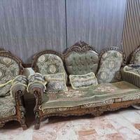 عدد ٢ قنفات • ٤ كراسي • ميز تلفزيون هدية