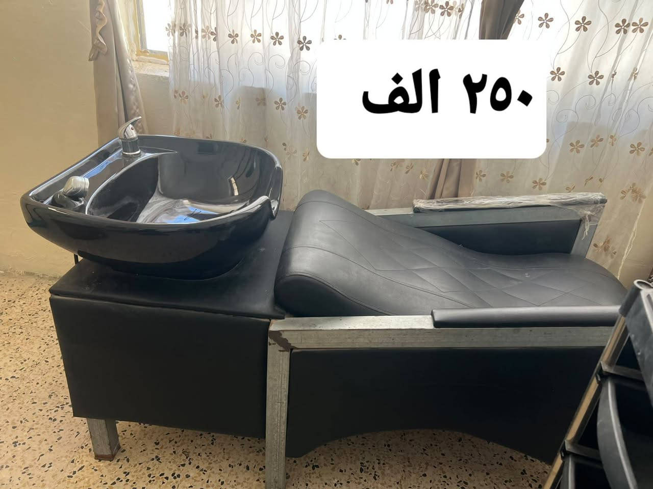 اغراض صالون للبيع
للتواصل والاستفسار على واتساب 
***********

نص مكتوب في الصور:
- ٢٢٥ الف
- 15 الف
- ٦٥ الف
- ٢٥٠ الف