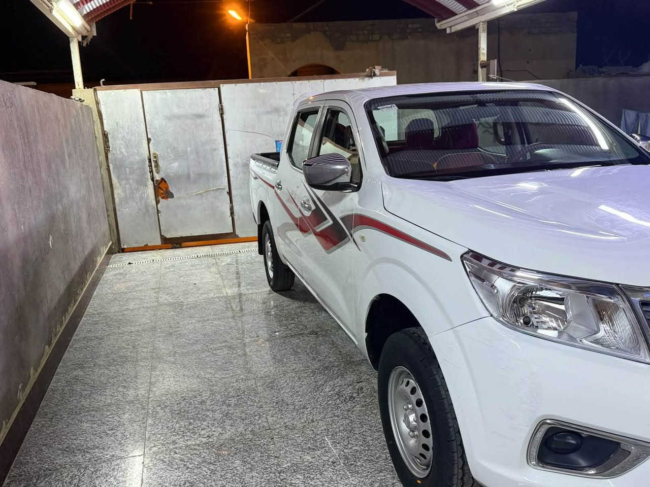 سلام عليكم للبيع نيفاره مديل 16 كير عادي رقم بصره تحويل مكفوله من الصبغ ولضربه ولتبديل ولبارد ماعده شبر صبغ بالجاملغ الخلفي موضح بالصور مكينه بلاديه مامفتوحه السياره جديده وجاهزه من كلشي حداده جديده طخم تاير جديد تبريد ثلج السعر 123 مكان السياره بصره قضاء القرنه للاستفسار ***********
