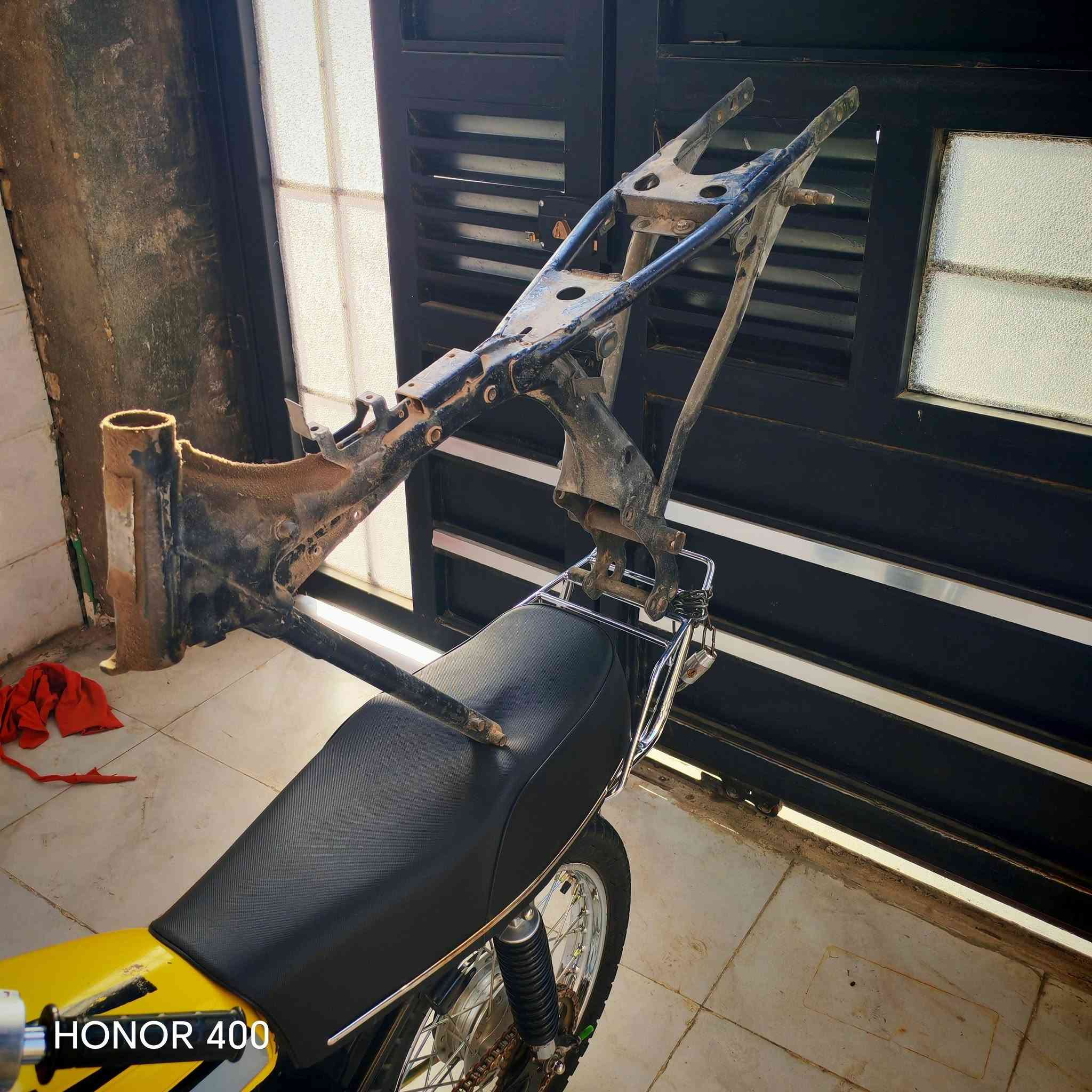 شاصي للبيع 2014 350وبي مجال مايعجبك السعر كبل اطلع ***********

نص مكتوب في الصور:
- HONOR 400