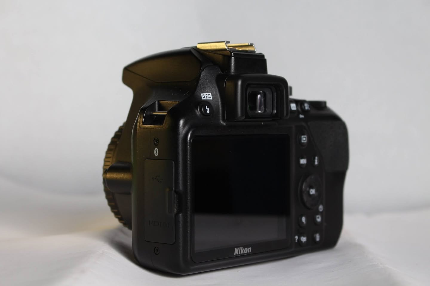كاميرا Nikon d3500 للبيع فقط كاميرا تعتبر open box ملحقاته عدسة الاصلية رام 32 و بطارية و شاحنه و جنطة
كاميرا Nikon d3500 للبيع فقط كاميرا تعتبر open box ملحقاته عدسة الاصلية رام 32 و بطارية و شاحنه و جنطة مضادة للماء و صدمات السعر بالخاص ابيع بأعلى سعر نضافة الكاميرا الصور تحچي للتواصل ***********

نص مكتوب في الصور:
- D3500 Nikon DSLR Camera كاميرا DSLR خفيفة الوزن للبدء في عالم التصوير الاحترافي أهم المميزات خفيفة الوزن وسهلة الحمل جودة صورة عالية بألوان طبيعية وتفاصيل دقيقة وضع الإرشاد الذكي لتعلم التصوير بسهولة تصوير فيديو بدقة عالية 1080p توافقية مع عدسات Nikon F (مجموعة واسعة من العدسات) واجهة مستخدم بسيطة وسهلة الاستخدام أداء ممتاز في الإضاءة المنخفضة محتويات العلبة حزام الكتف كاميرا Nikon D3500 ( جسم فقط ) مواصفات الكاميرا نوع الكاميرا DSLR (أحادية العدسة العاكسة الرقمية) حساس الصورة APS-C (DX) CMOS بدقة 24.2 ميجابكسل معالج الصور EXPEED 4 نطاق حساسِية الضوء (ISO) 100 - 25600 (قابل للتوسيع حتى (51200) التصوير المتواصل حوالي 5 لقطات في الثانية (عند التصوير بصيغة (JPEG) نظام التركيز التلقائي 11 نقطة تركيز تلقائي (بما في ذلك نقطة نوع Cross) شاشة العرض شاشة LCD مقاس 3.0 بوصة (بدقة 921,000 نقطة) دقة الفيديو Full HD (1920x1080) بمعدل 60/50/30/25/24 إطاراً في الثانية منفذ الذاكرة SD / SDHC / SDXC (يوجد فتحة واحدة) البطارية EN-EL14a (تدوم حتى حوالي 1550 صورة لكل شنة) الوزن (مع البطارية والذاكرة) حوالي 415 غرام الأبعاد 70 × 97 × 124 مم Nikon