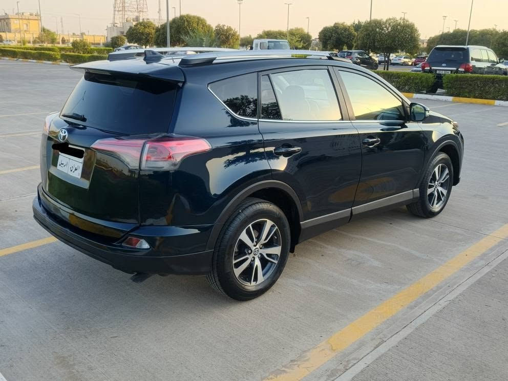 toyota rav4 2018 XLE 
‎(سعری :155 وەرەقە مەجال )
‎
‎تۆیۆتا ڕاڤ فۆڕ 
‎مۆدیل : 2018 
‎١٢٩ هەزار کم ڕۆشتیە 
‎مواسەفات: XLE سلاید فول مواسەفات 
‎ناو سپی ، ڕاداری ئاوێنە ، سندوق شەفت ...هتد 
‎دەبل ئەکسل 
‎گێرو مەکینە بەشەرت 
‎دوو پارچەی سبوخە (سندوق ، بۆنید )
‎ئەرباگ بیلادیە نەتەقیە  
‎سەنەوەی دوو مانگی مایە 
‎شوێن هەولێر 
‎ڕەقەم تەلەفۆن : *********** 
‎رەقەم شانسی : 
‎2T3RFREVXJW837205
‎ أربيل, العراق

