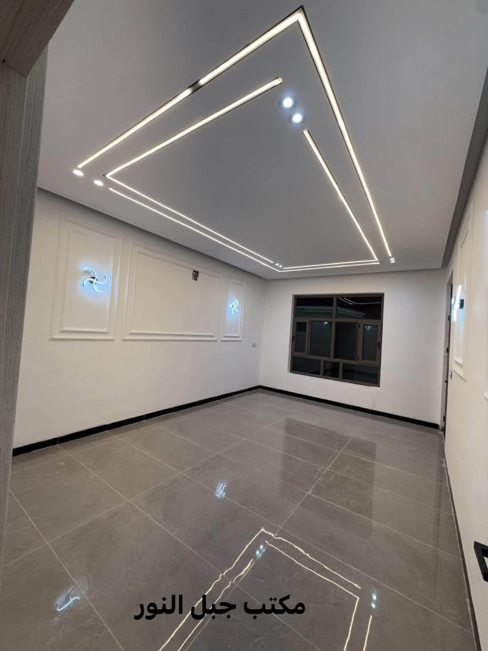 فرصة ذهبية للبيع | منزل طابقين بتصميم حديث ✨
📍 الموقع: دور الزراعة الثآلثه 
📐 المساحة: 180 متر
📜 النوع: طابو زراعي (سند 25 ملك صرف)
🏠 تفاصيل توزيع البيت:
 الطابق الأرضي:
 استقبال واسع للضيوف
 مطبخ مجهز
 صالة معيشة مريحة
 غرفتي نوم (2)
 صحيات داخلية وخارجية
 الطابق الثاني:
 غرفتي نوم (2)
 صحيات
 سطح واسع
✨ المميزات والديكورات:
 ديكورات نقوش مغربية فاخرة تضفي لمسة جمالية أنيقة.
 منظومة إنارة مخفية حديثة تبرز جمال التفاصيل.
📞 للاستفسار ومزيد من التفاصيل، يرجى الاتصال على الرقم:
📞 *********** 📞
أو تفضلوا بزيارة مكتب الحمداني للعقار.
☎️ *********** ☎️

نص مكتوب في الصور:
- مكتب جبل النور
- بكتب جبل النور