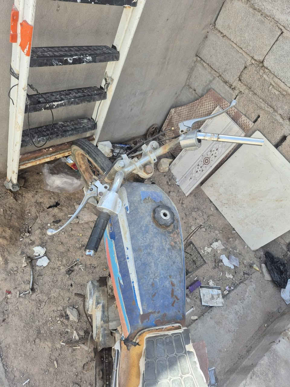 سلام عليكم  دراجه برفاز  مال كراب شغاله مكينه ناعمه ونشطه امانت الله  دراجه حلوه شاصي عدل  شغاله نواقصها بريك خلفي واكف ول امامي شغال  وسكليتر فقط جيب سكليتر وبطل بانزين وشغل وطلع. مكاني ابو الخصيب بهادريه  هـ*********** متواجد. سعر 200 بيها مجال
