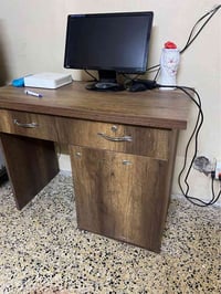 ميز مكتبي • نظيف • موصل