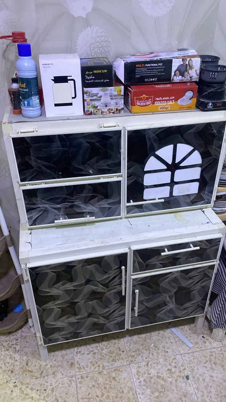 كاونتر ب225كامل 3 قطع
ثلاجة ب175 
كرسي صالون ب50
عنوان الأبله شارع النجده 
للاستفسار الاتصال *********** البصرة, العراق
