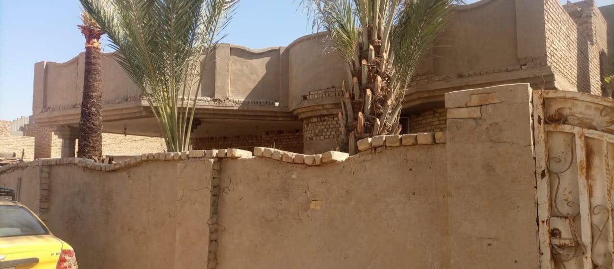 السلام عليكم  بيت مساحة 320 متر للبيع في الحلة حي العسكري الظُباط يحتوي على غرفتين نوم و صالة و مطبخ و استقبال وبيتونه وصحيات موقع تجاري ممتاز و قريب على المدارس و الجامعات الإتصال على الرقم
 ‭***********‬
