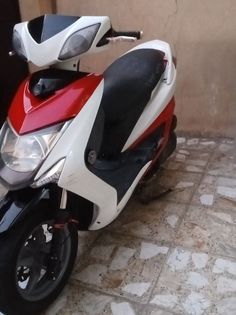 سلام عليكم سكنس لد حديث دراجة نضيفة وكاملة بيهة نقص بس فج مال بريك امامي السعر 950وبيهة مجال موبايل ***********
