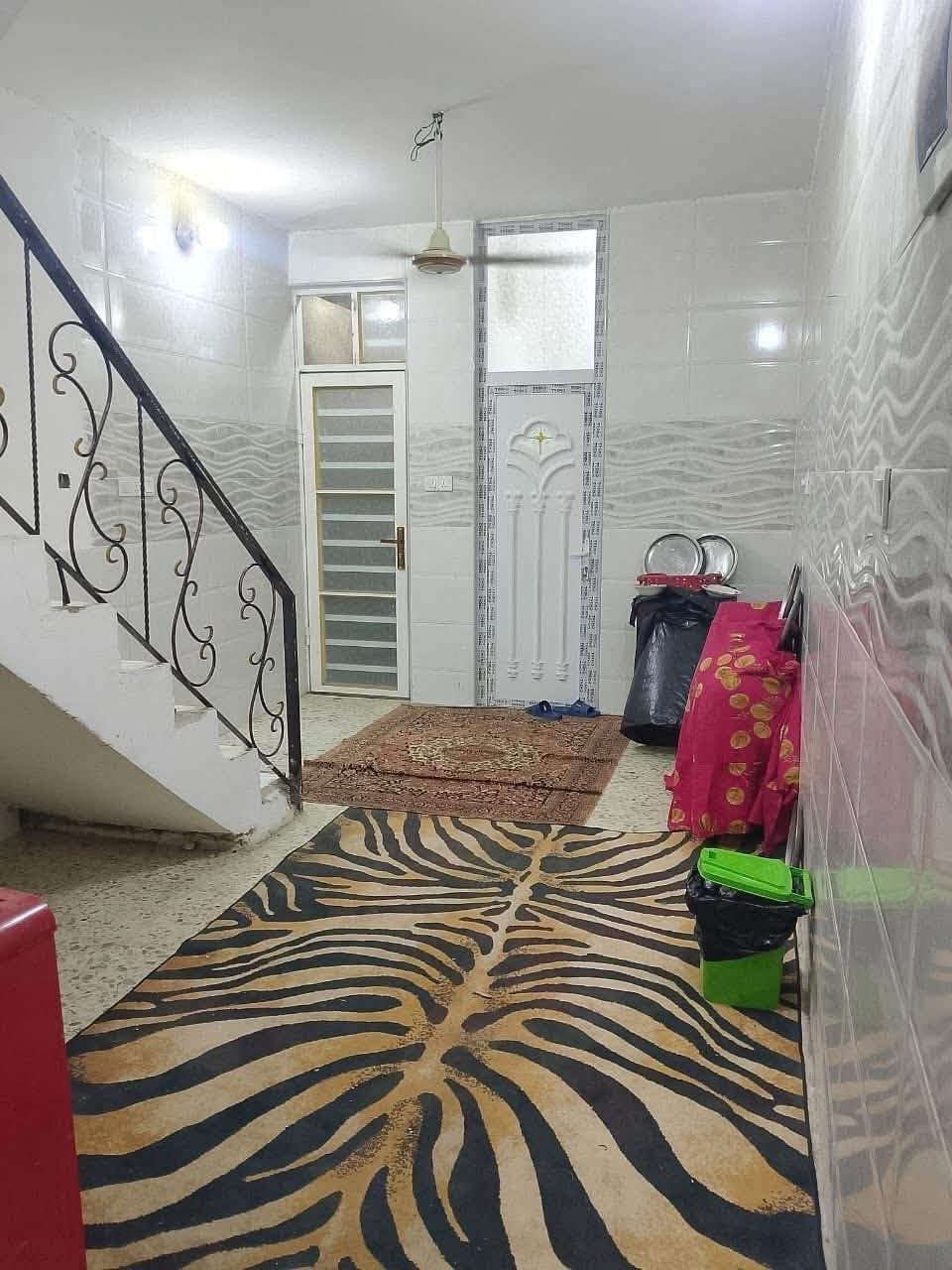 للإيجار مشتمل مساحة ٤٠ م بناء حديث يحتوي على

ط١ / أستقبال + حولي مطبخ + صحيات 

ط٢ / غرفتين نوم + بيتونة 

العنوان / الشعب مقابل سوق ال ٤٠٠٠ الاف قريب على الشارع

للاستفسار الاتصال / *********** مكتب الكرار للعقار

