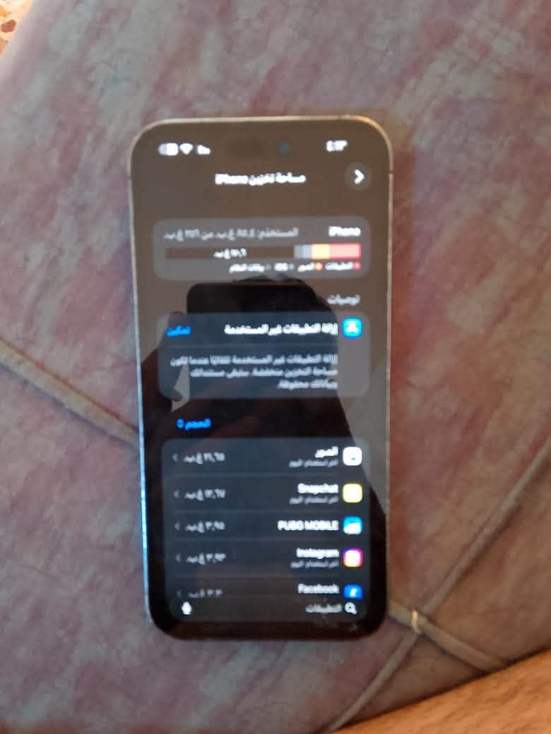 سلام عليكم ايفون ١٤ ضهر وبي نقطة سودة صغيرة لا تمشي ولا تكبر ولا هاي الجاقات جهاز نضيف مما مفتوح كلشي بي شغالل ما يصرف شحن سعرة ٦٠٠ وبي مجال بغداد مدينت الصدر ‭***********‬

نص مكتوب في الصور:
- حالة البطارية والشحن كما هو الحال مع بطاريات القابلة لإعادة الشحن، بطارية الهاتف قابلة للاستهلاك وتصبح أقل فاعلية مع الوقت. معرفة المزيد... الحد الأقصى للقدرة هذا قياس لقدرة البطارية مقارنة بقدرتها عندما كانت جديدة. قد تتسبب القدرة المنخفضة بتقليل ساعات الاستخدام بين عملية الشحن والأخرى. %٨٠ أقصى قدرة للأداء ستساعد الأنظمة المضمنة في النظام والمكونات في تخفيف آثار الأداء التي قد تلاحظها أثناء التقدم الكيميائي في عمر بطارية iPhone. شحن البطارية المحسن للحد من استنزاف عمر البطارية، يتعلم الـ iPhone من عادات الشحن اليومية، بحيث ينتظر ولا يتجاوز ٨٠% حتى يحين موعد حاجتك إلى استخدامه.
- مساحة تخزين iPhone
- iPhone
- المستخدم: 98.5 غ.ب. من 256 غ.ب.
- توصيات
- إزالة التطبيقات غير المستخدمة
- تمكين
- إزالة التطبيقات غير المستخدمة تلقائياً عندما تكون مساحة التخزين منخفضة. ستبقى مستنداتك وبياناتك محفوظة.
- المتدرج 0
- الصور
- آخر استخدام اليوم
- 29,15 غ.ب.
- Snapchat
- 16,27 غ.ب.
- PUBG MOBILE
- 3,95 غ.ب.
- Instagram
- 3,43 غ.ب.
- Facebook
- 3,04 غ.ب.
- ٤:١٢
- حول
- الاسم
- إصدار iOS
- 26.7
- اسم الطراز
- iPhone 14 Pro Max
- رقم الطراز
- MQ8A3ZA/A
- الرقم التسلسلي
- HQ6JGT6Y4F
- انتهت صلاحية التغطية
- سجل تاريخ القطع والخدمة
- الأغاني
- الفيديوهات
- ۷۹۱
- ١,٠٣٨
- التطبيقات
- IV
- السعة
- ٢٥٦ غ.ب.
- ١٧٠.٦٤ غ .ب.