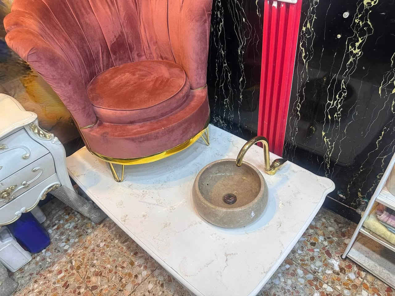 صالون نسائي لبيع تواصل ***********
