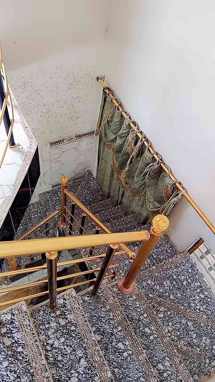 سلام عليكم بيت للبيع مساحه للبيت 200 م بيت قاطين يحتوي على 4غرف نوم مطبخ استقبال وصاله وصحيات عدد3 يبعد عن الشارع 10 متر بيت فرعي يوجد ماء و كهرباء خير من الله مدارس قريبه طابو زراعي سند 25 سعر خاص للعنوان ديالئ بعقوبة الصناعه الثالثه الاستفسار ***********/***********
