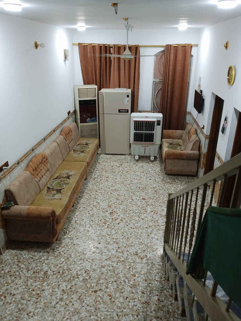 🚨 إعلان بيع:دار سكن  طابو صرف بناء حديث وبسعر مناسب جدا 🚨 
📍 الموقع:   

بابل - الحمزة الغربي - حي  الحوراء السعر المطلوب 260مليون عرض الشارع 10 متر 

📄 الوضع القانوني:

طابو صرف تحويله مباشر بسم المشتري 

📐 المساحة والإنشاءات:

المساحة:  (250). متر واقع الحال 
اط

المباني: بناء حديث 

 الدار يتكون من طابقين 
الطابق الاول 
كراج سياره 
حديقه واسعه 
استقبال 4×7
صاله داخليه 9×4
الهول 3×4
غرف نوم عدد اثنين 4×5
الطابق الثاني 
غرف نوم عدد اثنين 5×4
الصاله طابق الثاني عدد اثنين 5×4
مطبخ بارد 5×4
مطبخ حار 
صحيات داخليه 
صحيات خارجية 
 سويت لحد الغرف الارضيه 
صحيات الطابق الثاني أيضاً 
السقف كونكريت مسلح 
الارضيه درجه أولى 

⚡ الخدمات المتوفرة:

خط ماء إسالة.

تبليط
مجاري حديثه 
كهرباء وطنية.

خط مولد 
📞 للاستفسار والتواصل (على مكتب اسوار المدحتيه للعقار الكائن في حي الحوراء مقابل السايلو):

يرجى الاتصال أو المراسلة عبر الواتساب مباشرة على الرقم التالي:

 ***********👉👉👉***********
                           عماد ابو نور
