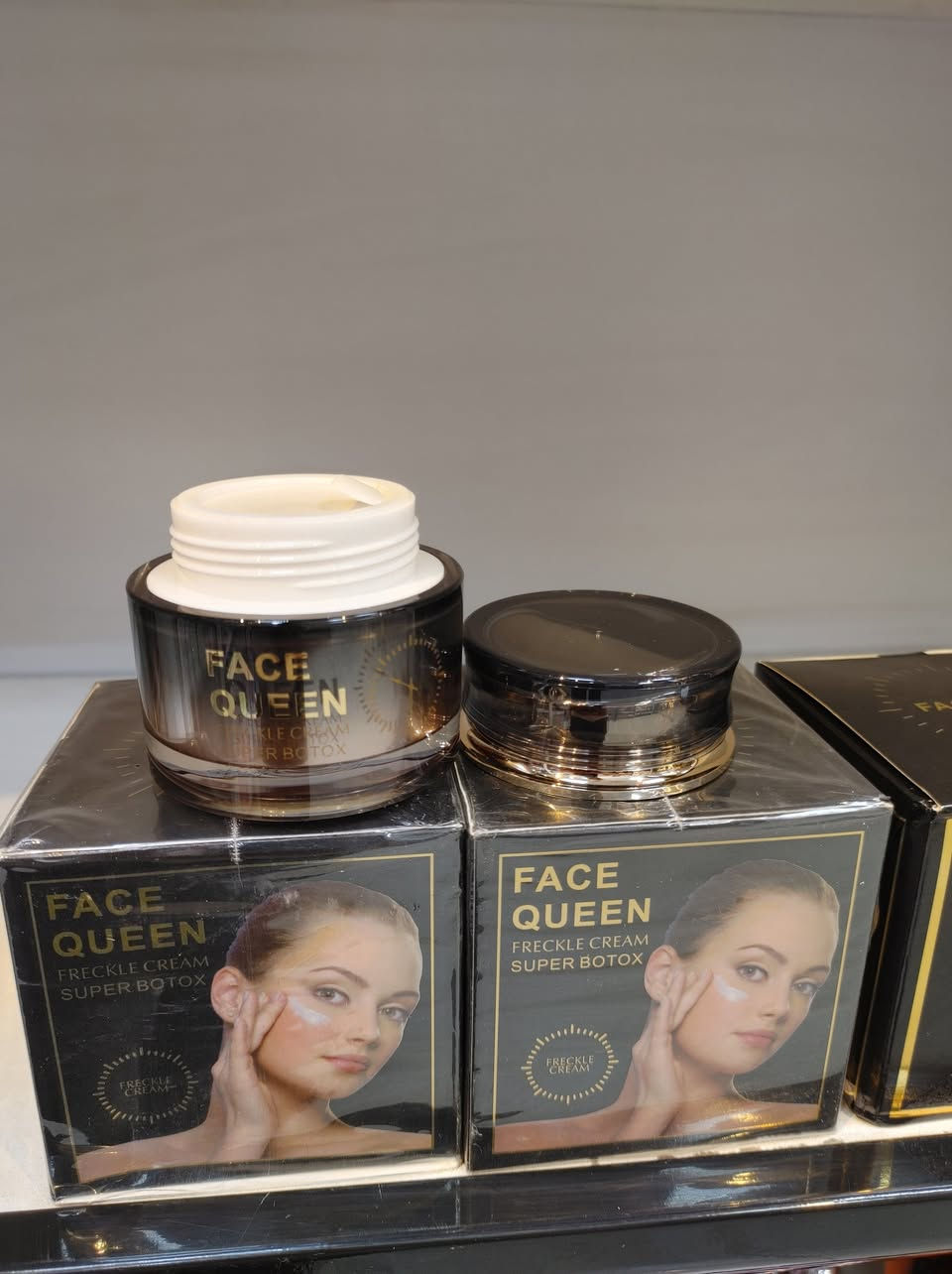 ✨ ودّعي النمش والبقع الداكنة للأبد! ✨

مع كريم فيس كوين (بديل المكياج) FACE QUEEN FRECKLE CREAM، بشرتك تتغير ١٨٠ درجة!

💎 شنو اللي يسويه؟
✔ يوحد لون البشرة وبيضيها من أول استخدام.
✔ يوقف تكوّن الميلانين (السبب الرئيسي للبقع).
✔ يعالج التصبغات والنمش بعمق.
✔ ترطيب فائق يخلي بشرتك ناعمة مثل الحرير.

🧪 مكوناته طبيعية وفعّالة!
مستخلص عرق السوس، الأربوتين، وزيت الجوجوبا – مزيج سحري من الطبيعة والتكنولوجيا.

📦 النتيجة: بشرة صافية، مشرقة، وشبابية.

⚠️ متوفر الآن! 

💰 السعر: [20 الف] والتوصيل مجاني لجميع المحافظات😍 
📲 للطلب:مراسلة الصفحةأو واتساب ***********.

🚚 توصيل سريع لجميع المحافظات والمناطق.
📍 اوركيد بيوتي – الفلوجة، شارع الكماليات، مجمع النوري، داخل القيصرية، قرب بيت عدنان.

#كريم_تفتيح_النمش #FACEQUEEN #بشرة_نضرة #تفتيح_البشرة #العناية_بالوجه #قبل_وبعد #skincare #freckles
