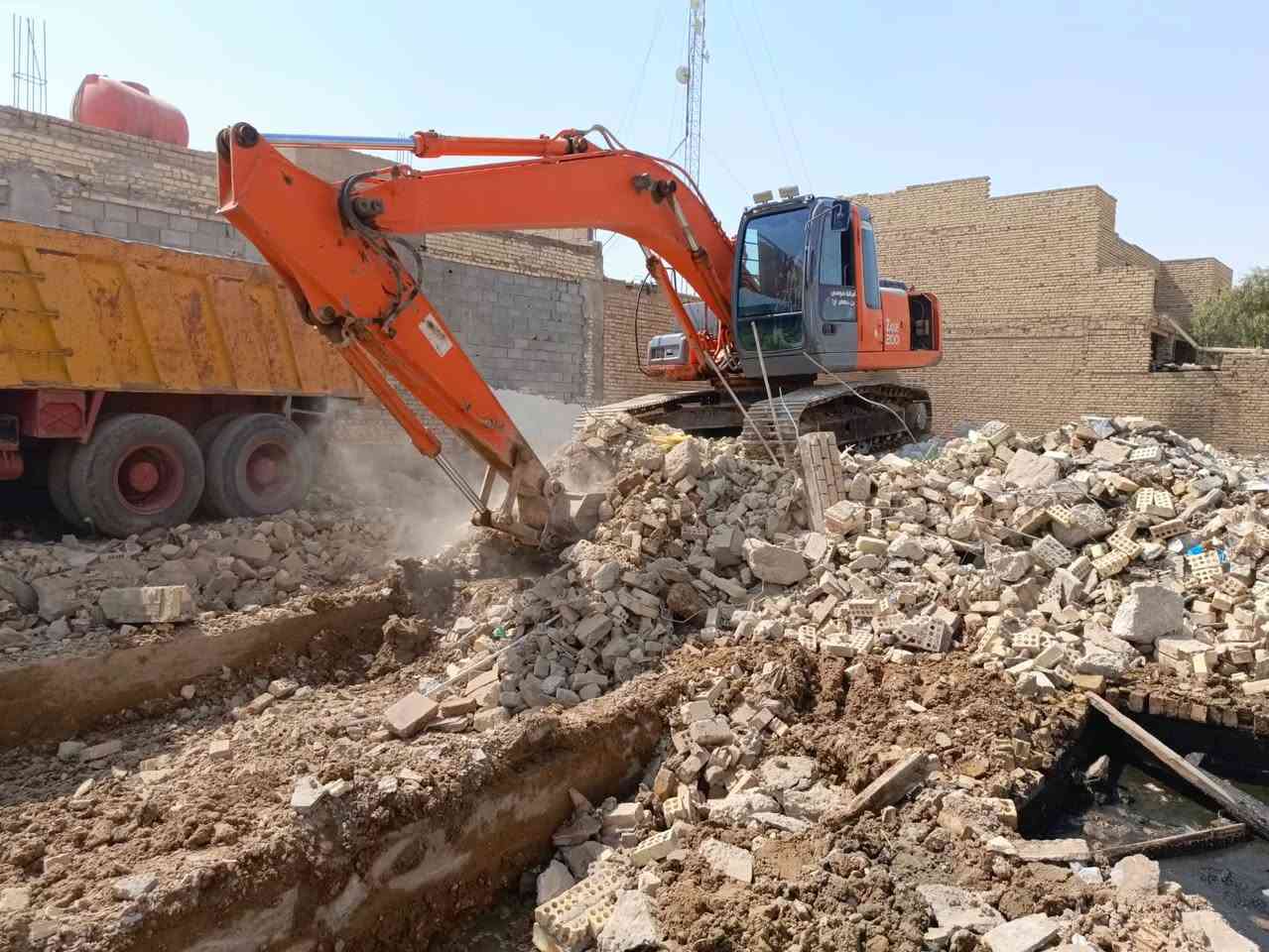 تفليش الدور القديمه🏚️ والبنايات والعمارات ورفع الأنقاض وتسليم الأرض جاهزه للبناء وبأسعار مناسبه جداً ونعمل في محافظة ميسان وكافه اقضيتها ونواحيها الاستفسار  الاتصال على الرقم 
*********** او ***********
