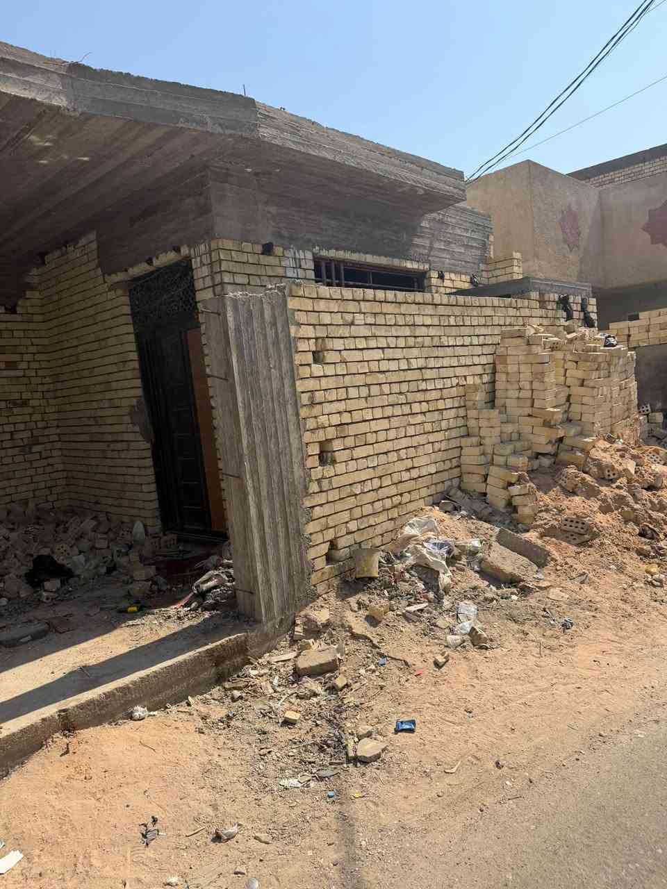 بيت مساحة 150 متر بناء جديد طابوك ورفت في جسر ديالى القديم شارع السواعد يحتوي على غرف نوم عدد2 وصالة واستقبال وحمامات داخلية وخارجية زراعي سند 25 سعر البيت 65مليون وبي مجال الاتصال هاتف ***********و***********يوجد وتساب
