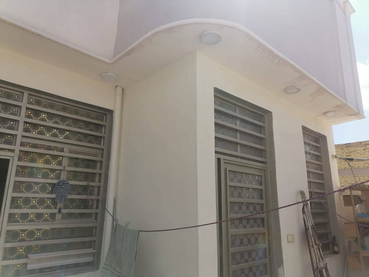 بيت 100 متر بل خط اول شرط
سعره 41وبيه مجال بلاش بلاش

موقعه... شارع المطار عمود 325 بيت جناي

ماء وكهرباء واتبليط الحد باب بيت طابو زرعي سند 25

نص مكتوب في الصور:
- ***********