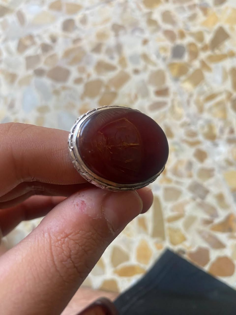 خاتم من العقيق اليماني الغير المعالج صياغه يدوية ثقيله الكاضميه وزن الخاتم 26 غرام خاتم خشن  سعرة 150 الف قفل بسعرة استفسار اتصل او واتساب ***********
