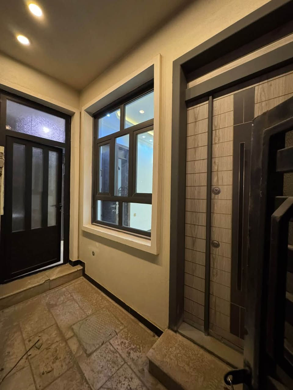 :

🏡 دار درجة أولى للبيع | فرصة مميزة جداً

📍 حي الجامعة – موقع راقٍ ومميز
📐 المساحة: 65 متر
📌 ركن على شارع عرض 15 متر
⭐ موقع استراتيجي وقريب جداً من الشارع التجاري
📍 خلف مطعم فايد چكن

✨ مناسبة للسكن أو الاستثمار، وموقعها يمنحها قيمة مميزة وقابلية عالية للاستفادة مستقبلاً.

📞 للاستفسار: ***********
ضرغام العاتي للعقار | بيع • شراء • استثمار
