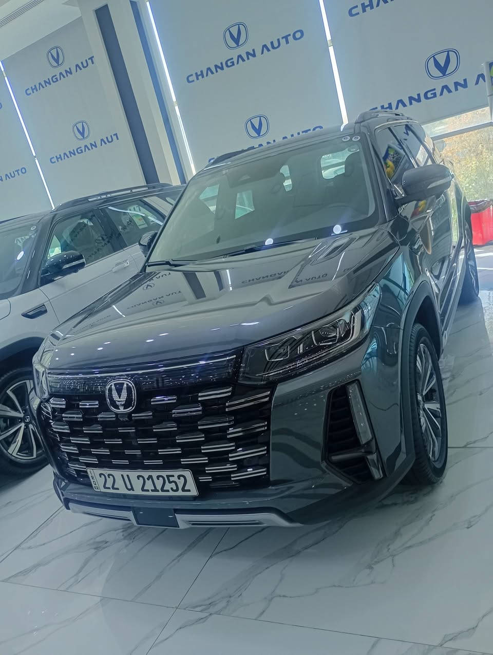 شانجان Cs95 موديل 2026  هي سيارة دفع رباعي عائلية كبيرة، تأتي بمحرك بنزين تيربو سعة 2.0 لتر يولد 233 حصان وعزم دوران يصل إلى 390 نيوتن متر، مقترن بناقل حركة أوتوماتيكي 8 سرعات، مع خيارات دفع أمامي أو رباعي، وتتميز بتجهيزات تقنية وأمان متطورة مثل شاشات لمس كبيرة، أنظمة مساعدة السائق، وكاميرا 360 درجة، وسعة لـ 7 ركاب.
المحرك والأداء
المحرك: 2.0 لتر تيربو بنزين.
القوة: 233 حصان.
العزم: 390 نيوتن متر.
ناقل الحركة: أوتوماتيكي 8 سرعات.
نظام الدفع رباعي
السرعة القصوى: 185-200 كم/س. 
الأبعاد والمقصورة
السعة: 7 مقاعد.
ا

الشحن: شاحن لاسلكي للهاتف. .
للاستفسار اتصال ع رقم مستشارة المبيعات .
***********📞📱
شانجان Cs95 موديل 2026  هي سيارة دفع رباعي عائلية كبيرة، تأتي بمحرك بنزين تيربو سعة 2.0 لتر يولد 233 حصان وعزم دوران يصل إلى 390 نيوتن متر، مقترن بناقل حركة أوتوماتيكي 8 سرعات، مع خيارات دفع أمامي أو رباعي، وتتميز بتجهيزات تقنية وأمان متطورة مثل شاشات لمس كبيرة، أنظمة مساعدة السائق، وكاميرا 360 درجة، وسعة لـ 7 ركاب.
