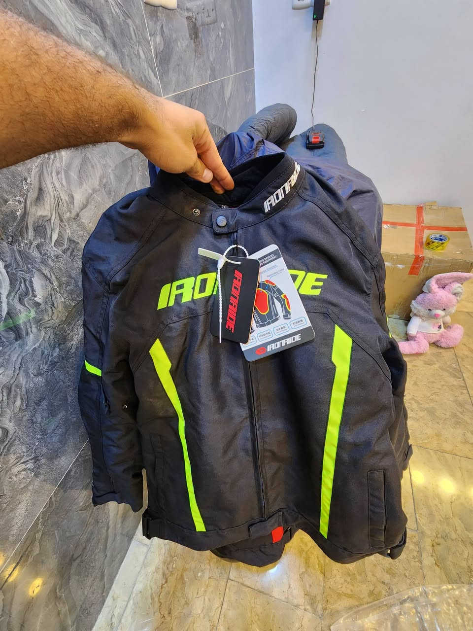سلام عليكم توفر قمصله ماركات تجي كسارات ضهر وايادي مثل ماموضح بلصوره قياسات xxl وxlوlوmتجي طبقتين لون احمر ولون فسفوري

