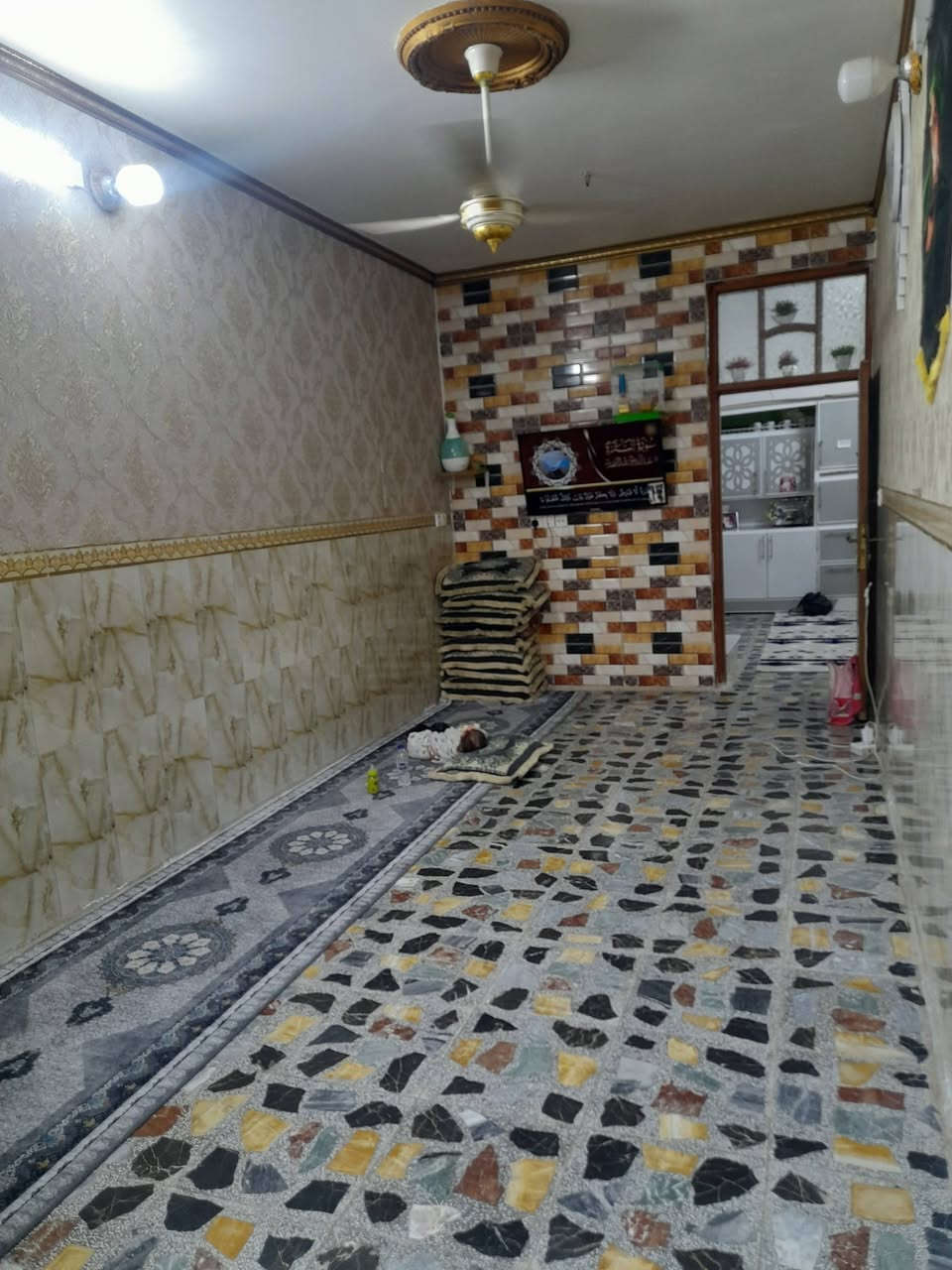 دار سكن للبيع – بغداد / الحميدية
📍 الموقع: شارع الطاقة، مقابل مدرسة مزايا.
🔹 المساحة: 100 متر.
🔹 بناء طابوق كامل وصب مسلح.
🔹 الطابق الأرضي: حوش، استقبال، مدخل جانبي (ممر)، صالة مع مطبخ، حمام، منور، وغرفة نوم كبيرة.
🔹 الطابق الأول: غرفة، صالة، حمام، وسطح.
🔹 الأرضيات كاشي وسيراميك نظيفة، والدار جاهزة للسكن.
🔹 جميع الخدمات متوفرة: ماء، مجاري، كهرباء، وشوارع مبلطة.
💰 السعر: 60 مليون دينار عراقي، قابل للتفاوض بالمعقول بعد المعاينة.
📞 للاستفسار والمعاينة:
***********
