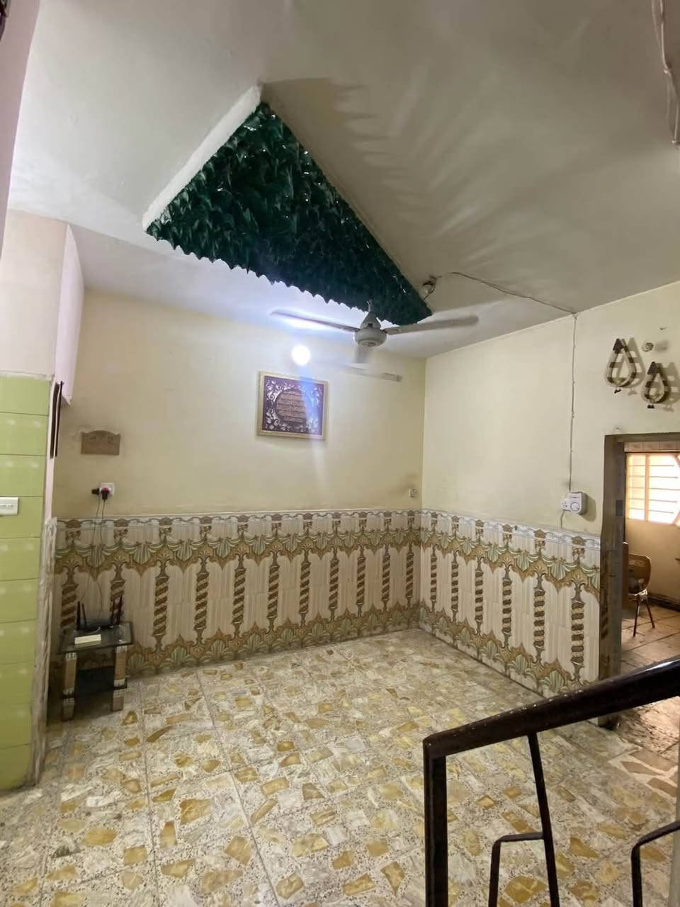 [ السلام عليكم] 

دار (١٣٠) م متر للبيع 🏦 بناء ممتاز واجهة ٧ونص م 

بناء مسلح درجة اولى👍 بغداد الجديدة النعيرية  الشارع العريض بل قرب من معهد الادريسي 

🤩يحتوي الدار على مدخلين صالة 🏘 ومطبخ وخدمات٣

و ٣غـرف نـوم 🏤  وبـيتـونـة وصـطح وترك خلف البيت    🏘

  للاستفسار  ***********  ☎️
