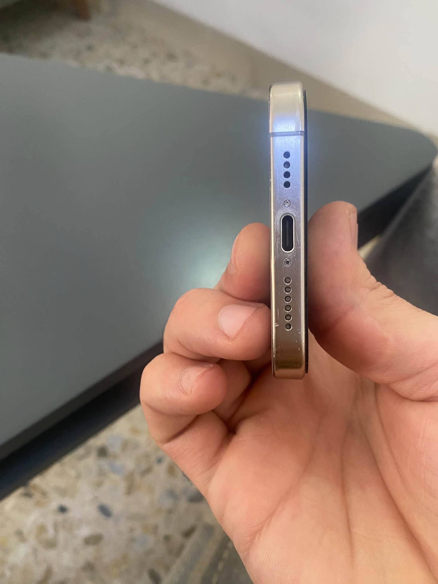 السلام عليكمiPhone 15 Pro Max  للبيع فقط
ذاكره 256
بطاريه 81
دبل سيم كرت 
جهاز مبدل شاشه مال تفصيخ من جهاز ثاني ومكتوبه بلاعدادات مستعمله وبي الكامره رقم واحد شويه بيه تراب واضحه بس للامانه لازم اكتبه نضافه الجهاز 85 بلميه السعر 700 وبي مجال كلش بسيط مكاني بغداد العطيفيه ***********

نص مكتوب في الصور:
- ١٢:١٩
- القطع والخدمة
- تجمع Apple سجل تاريخ القطع والخدمة، وهذا
- السجل يعرض معلومات عن هذا الـ iPhone وحالته
- وتفاصيل إصلاحه معرفة المزيد...
- سجل تاريخ الخدمة
- الشاشة
- مستعملة