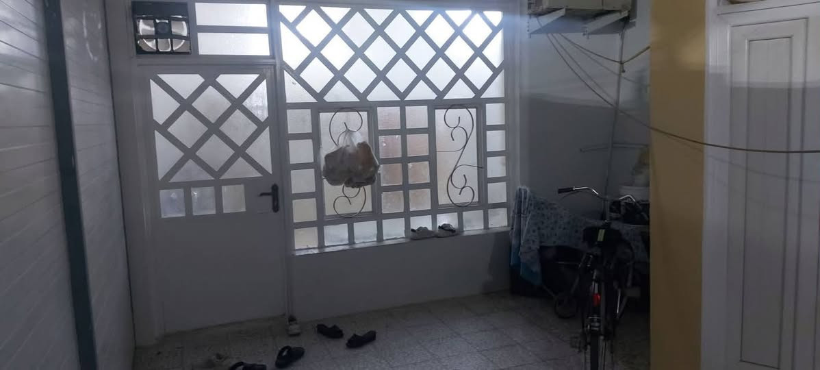 بيت للبيع ٢٠٠ متر حي السلام سايدين مجمع العين قريب على السايدين يحتوي على ثلاث غرف صاله استقبال صحيات داخليه وخارجيه وبالاضافه الى شقه معزوله طابق ثاني الشقه غرفتين وصاله ومطبخ مفتوح على الصاله وصحيات البيت ينسكن بناء ٢٠٠٨ السعر ٣٧٠ مليون وبي مجال  *********** رقمي الخاص وبي واتساب
