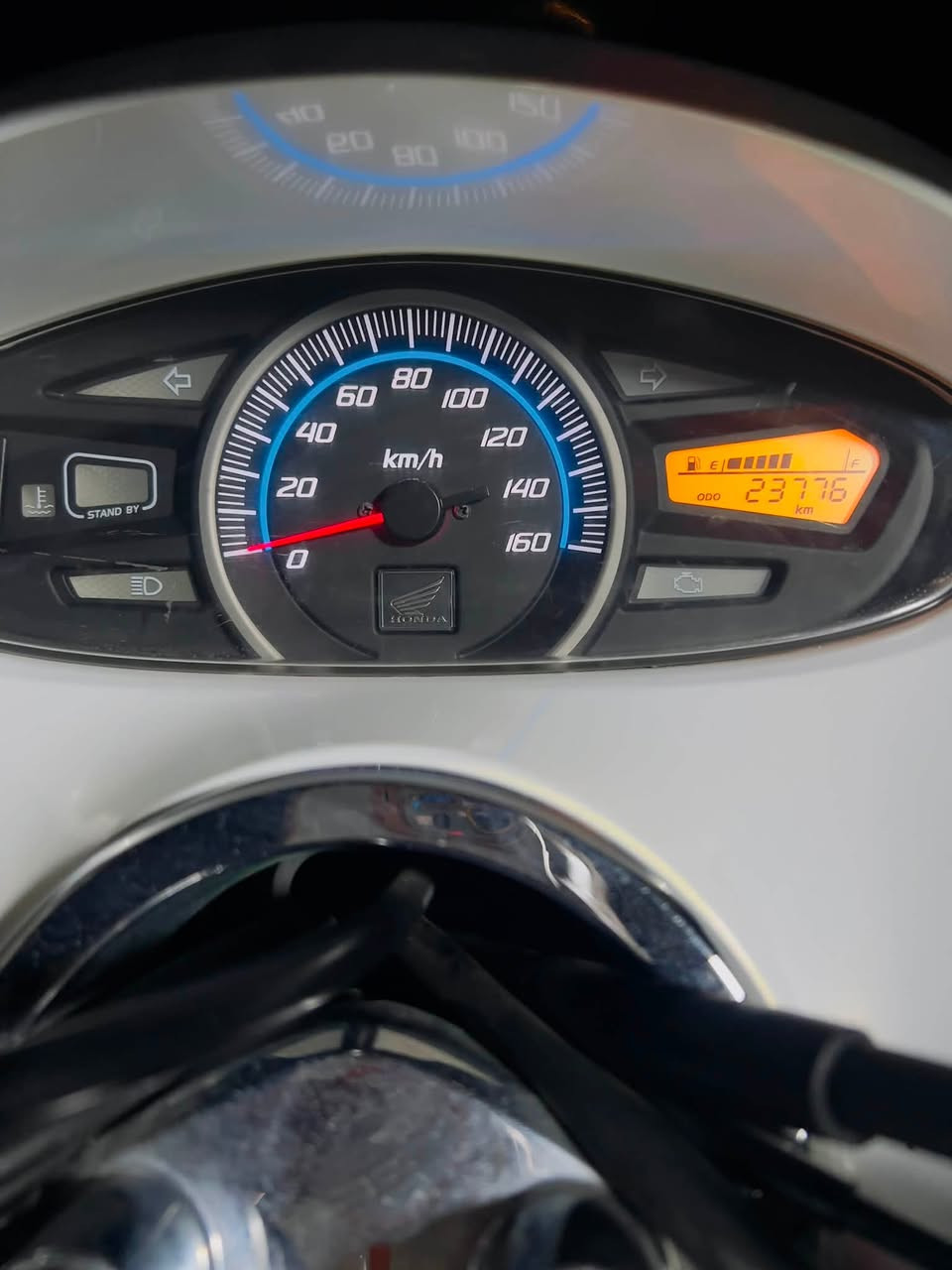 السلام عليكم.. pcx جيل اول ياباني صارله 40 يوم نازلة من الرمبة مال بيت طارش ماشية 23 الف الدراجة نضيفة ومكفولة كفالة عامة كلشي بيه شغال مكينة 125 
السعر….. 15ونص  
بغداد مدينة الصدر ***********
