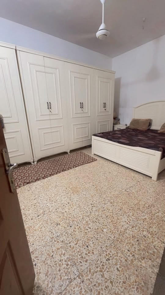بيت للبيع مساحة ١٠٠ متر بلديه
في حي العامل المنطقه الاخيره قريب جدا من مول الباقر التجاري مكان نظيف شوارع تبليط  يحتوي ع استقبال مطبخ صاله غرفه نوم  صحيات داخليه وخارجيه  والطابق الثاني يحتوي ع غرفه نوم 

للاستفسار***********
