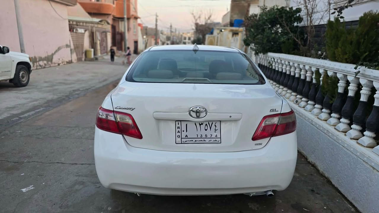 تۆیۆتا کامری ٢٠٠٨ براوە براوە 
مواسەفاتی خلیجی ناو زەرد 
سەیارەکە براوەیە بەس سەقفی بەشەرتە 
گێر و مەکینەی بەشەرت دوکەل و بوخاری نییە 
شوێن رانیە 
نرخی 55 وەرەقە و کەمێک مەجال 
***********
***********
