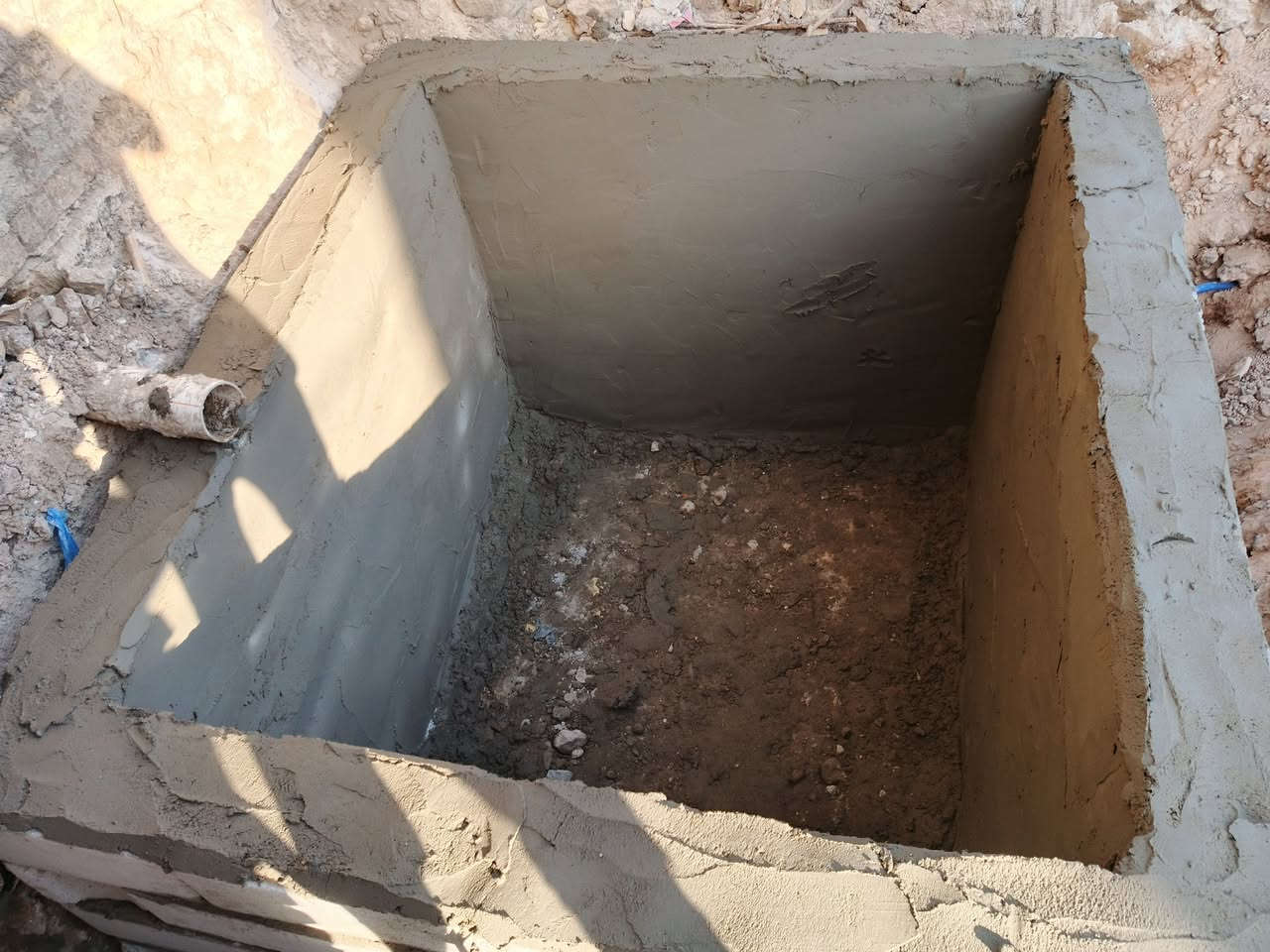 بناء منهوله وتسليح وصب مكطوعات وبل يوميه
حفر صوندة الماء من الابي وتأسيسه 
***********
