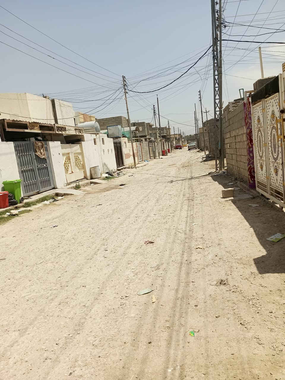 السلام عليكم بيت للبيع في الجولان الثانيه قرب برج الكاميرات طابو زراعي 
محتويات البيت 
غرفتين نوم 
صاله 
استقبال
گراج وحديقه
مطبخ
المساحه 250
الواجه12ونص
السعر 75 وقابل للتفاوض 
***********
