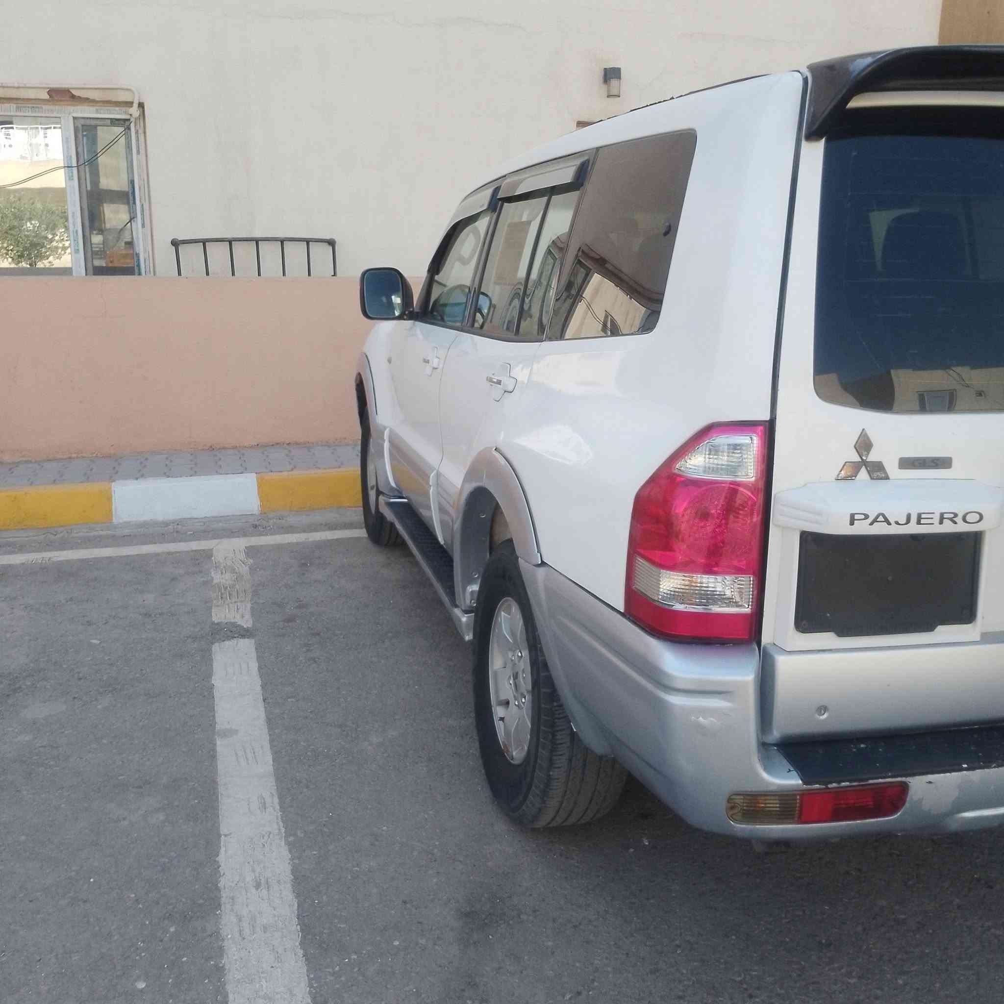 باجيرو موديل 5 جديده بمعنى الكلمه وبلاديه مكفوله كفاله عامه من الحادث والصبغ وين ميعجبك وديه سونار افحصه 
سياره متعوب عليه جدا 
دواخل جديده جدا كراسي كهرباء مري جانبيه شفط كامره شاشه كبيره مثبت سرعة نظام سنتر لوك 
محرك كير ظفيره قاعدة فيوزات راديترات تانكي بانزين وعبوه كله جديد شاهدن مال حاويه 
منظومه جديده مال تبريد ثلج 3قطع 
حداديه امامي خلفي جديده واصليه كهربائيات كله تشتغل 
تخم تاير جديد باتري جديد 
مكانه بغداد 
*********** واتساب 
***********
