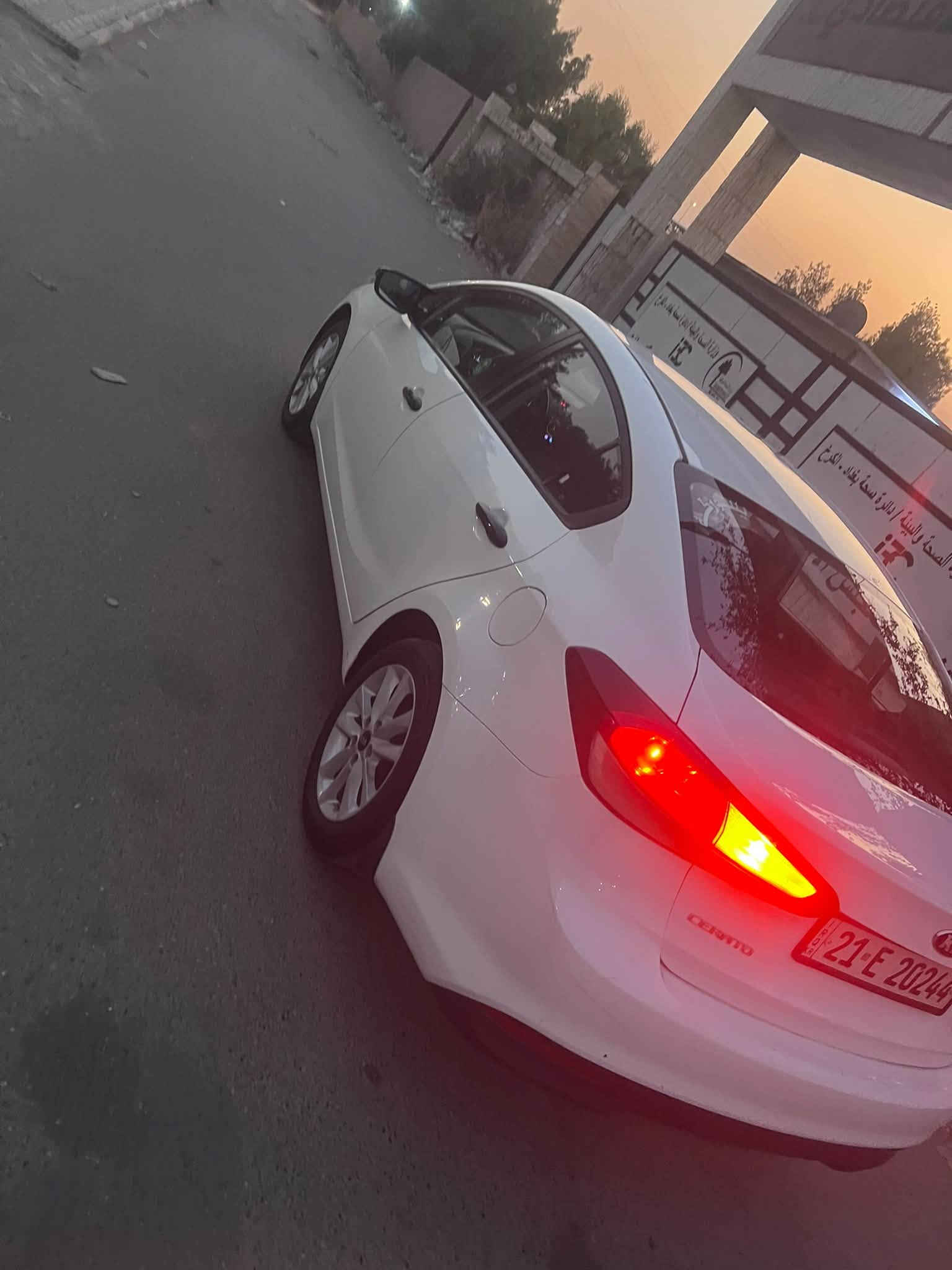 السلام عليكم
سيراتو 2018 خليجي
رقم سليمانية
بيهة نص البنيد صبغ  وباب مبدل 
تبريد تخم تاير خير من الله 
مري شفط
مكينة 1600
مكاني الجادرية
***********
السعر 110
