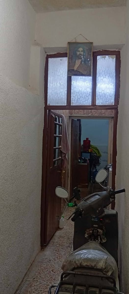 سلام عليكم ورحمه من رخصة صاحب الكروب عندي بيت 50 متر طابيقن يحتوي على استقبال معزوله وممر وغرفه جبيره جوه وثنين فوك صحيات 2 وبيتونه وسطح كامل اشتايكر نقص ارضيات مال غرفتين الفوك الدرج امطبك كامل ويا تانكيات 2 ابو 1000 وكيزر والماطور ماء وخدمات كامله العنوان شعله دوانم شارع ابو الدهن سند 25 وسعر 64 وبي مجال متواجد على الفيس واتساب ***********
