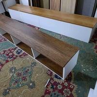 مێزی تیڤی بە ڕەنگی ساجی و سپی بە هەردوو شێوازی هەڵواسین یان قاچی هەبێت...